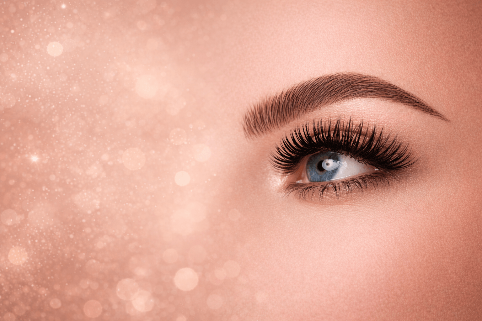 Gros plan sur des cils rehaussés